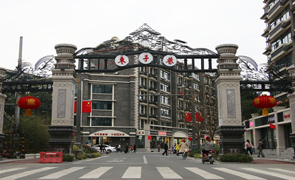 5G基站、紅綠燈等與路燈合桿，讓成都這個(gè)特色街區(qū)更有特色