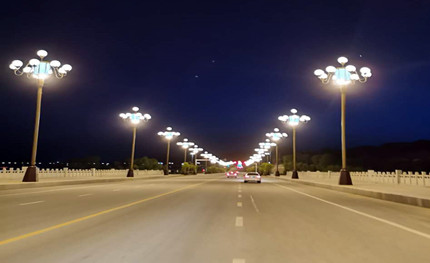 這些景觀路燈，與海東市核心區(qū)的景觀大道如此般配
